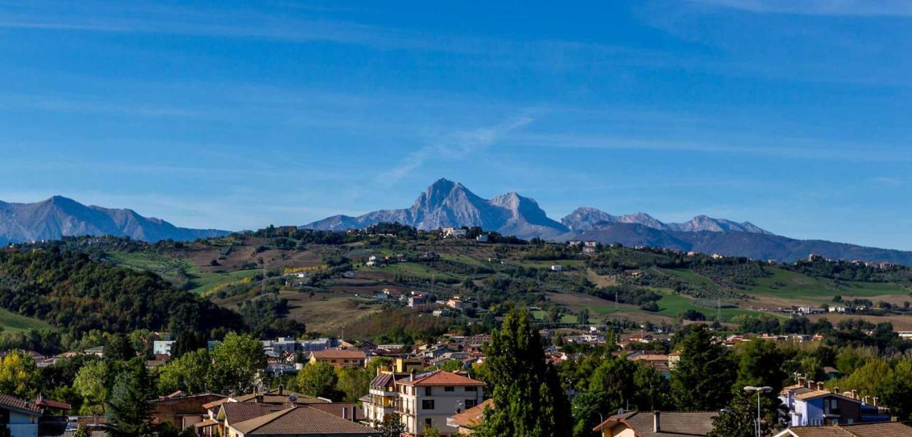 Hotel Corte Dei Tini Teramo Kültér fotó