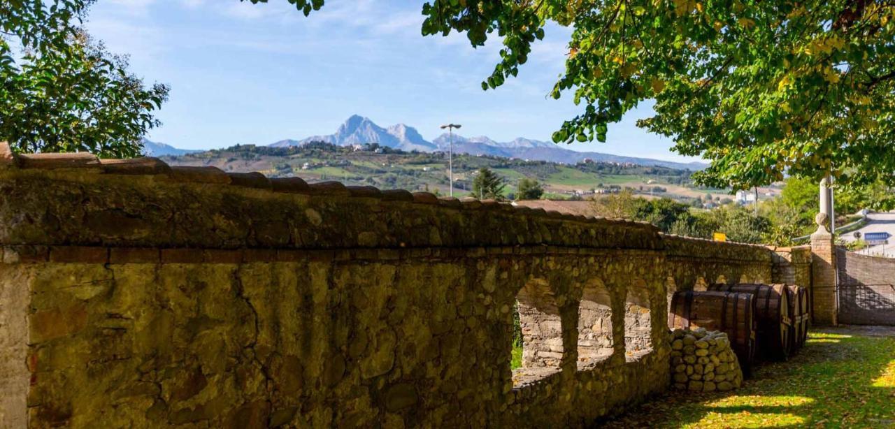 Hotel Corte Dei Tini Teramo Kültér fotó